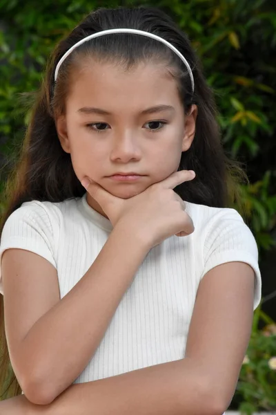 Uma Criança Menina Pensando Closeup — Fotografia de Stock