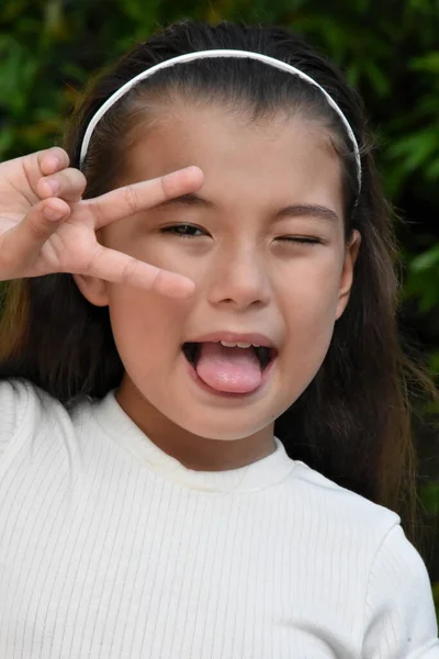 Όμορφο Κορίτσι Φιλιππινέζα Κάνει Αστεία Πρόσωπα Closeup — Φωτογραφία Αρχείου