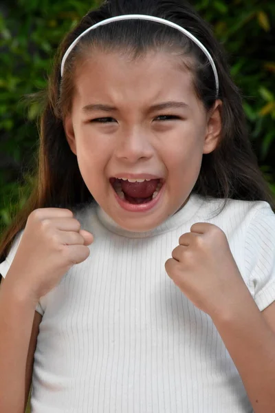 Chorando Bonito Filipina Menina Criança Closeup — Fotografia de Stock