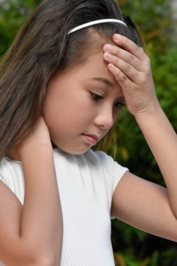 Şirin Filipinli Kadın ve Yara Yakınlığı