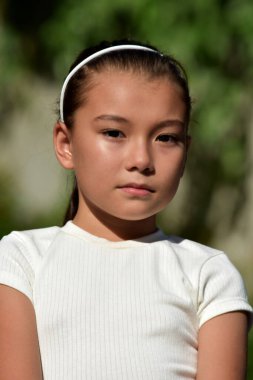 Ciddi Güzel Filipinli Kadın Ergen Kapanışı