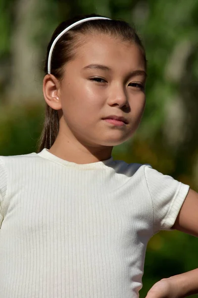 一个严肃的菲律宾女孩青年服装 — 图库照片