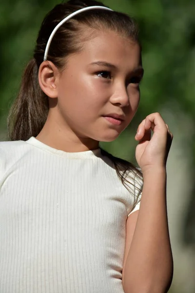 Eine Geduldige Filipina Female Tween Nahaufnahme — Stockfoto