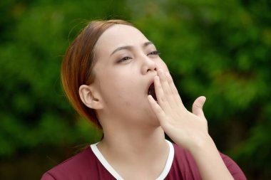 Güzel kızıl saçlı esneme tişörtü giyen kadın.