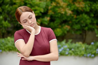 Üzgün, güzel, kızıl saçlı bir insan.