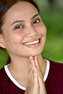 Dua Eden Güzel Azınlık KadınıName