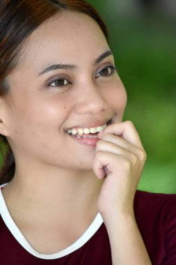 Kızıl Saçlı Kadın Karar Veren Tişört Giyiyor