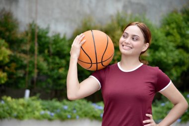 Dışarıda Top Olan Mutlu Atletik Kızıl saçlı Kadın