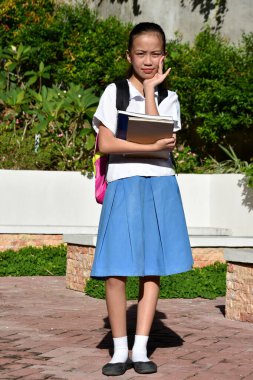 Not Defterleri Ayakta Duran Sırt Çantası Giyen Duygusuz Genç Değişik Kız