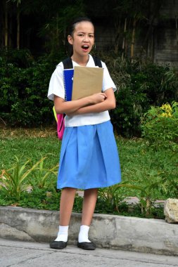 Ayakta Duran Ürkek Genç Bir Bayan Öğrenci