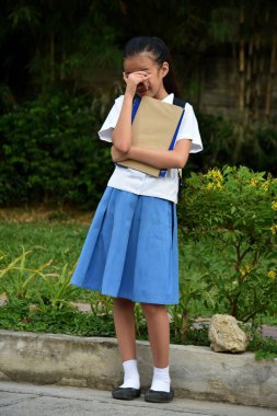 Stresli Filipinli kız etek giyiyor.