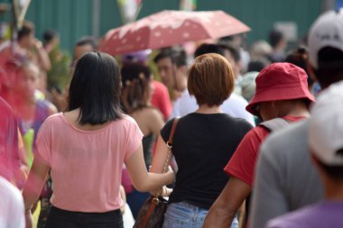 Yürüyen Genç Bayan Lezbiyen Bir Çift