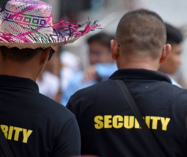 Halka açık etkinlikte bir güvenlik personeli