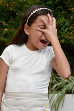 Endişeli Şirin Filipinli Bir Kişi