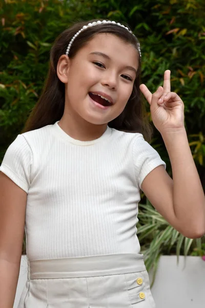 Dost Canlısı Genç Bir Kız Çocuk