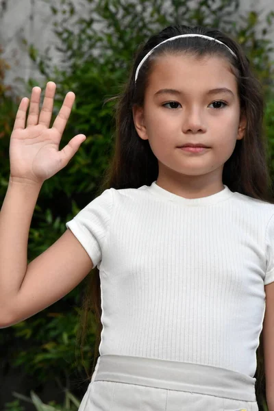 Ciddi Sevimli Bir Genç Bayan.