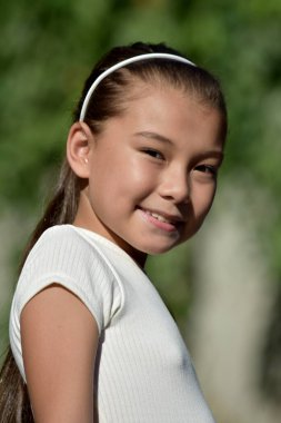 Minik Filipinli Kadın ve Mutluluk Yazın