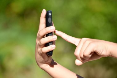 Cep Telefonu Kullanan Bir Çocuk Eli