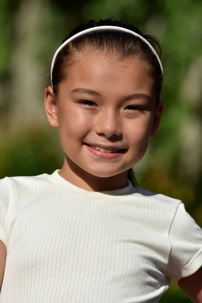 菲律宾女孩与阳光日快乐 — 图库照片