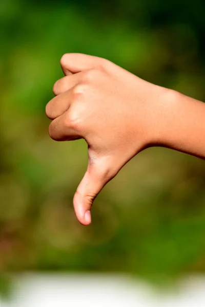 Bambino Mano Gesti Pollici Giù — Foto Stock