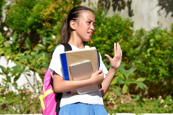 学生少龄学校女生举手投足停止穿校服和记事本 — 图库照片
