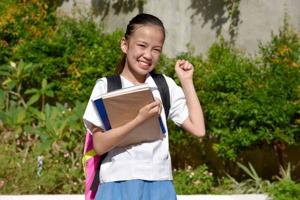 成功的菲律宾女学生与教科书 — 图库照片
