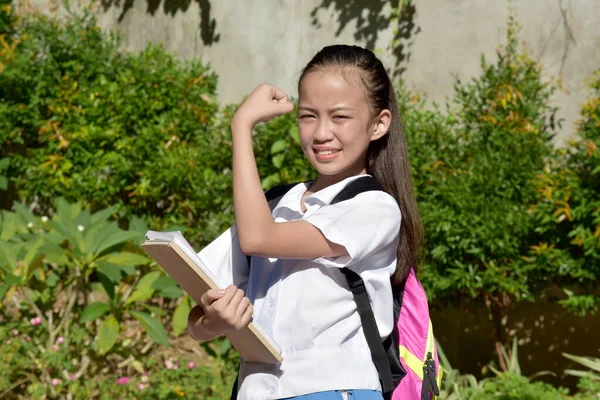 学校の本を持つトーン美しいフィリピン人 — ストック写真