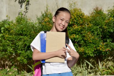 Not Defterleriyle Kız Öğrenci ve Mutluluk