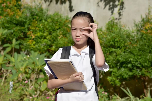 Mirando Fijamente Juvenil Chica Filipina Estudiante Con Cuadernos — Foto de Stock