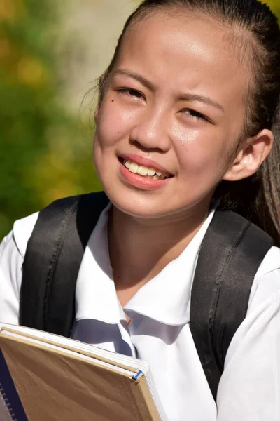 笑顔アジアの女の子の学生とノートブック — ストック写真