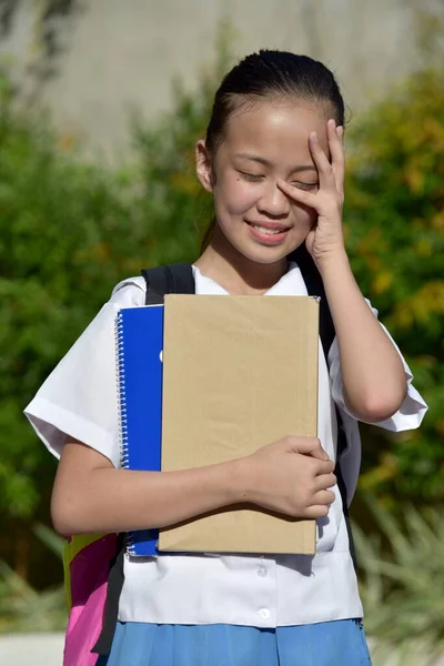 用教科书笑年轻的亚洲女学生 — 图库照片