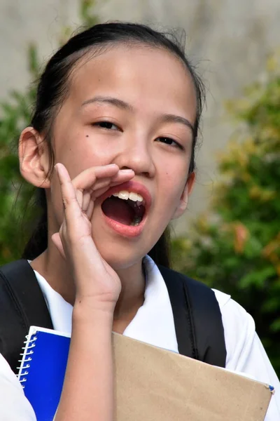 Молода Азіатська Дівчина Студент Shouting Books — стокове фото