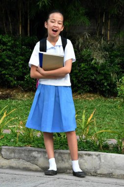 Güzel Kız Öğrenci ve Öfke Duruyor