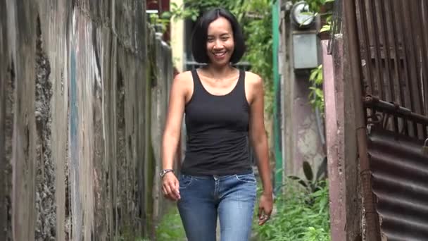 Ευτυχισμένη Ινδονησιακή γυναίκα περπατώντας μέσα από Alley — Αρχείο Βίντεο