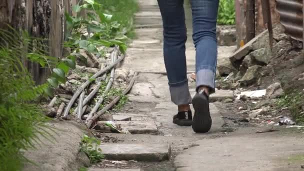 Uma mulher pés andando no beco — Vídeo de Stock