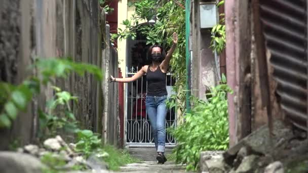 Χαρούμενη Ενθουσιασμένη γυναίκα που περπατάει φορώντας μάσκα — Αρχείο Βίντεο