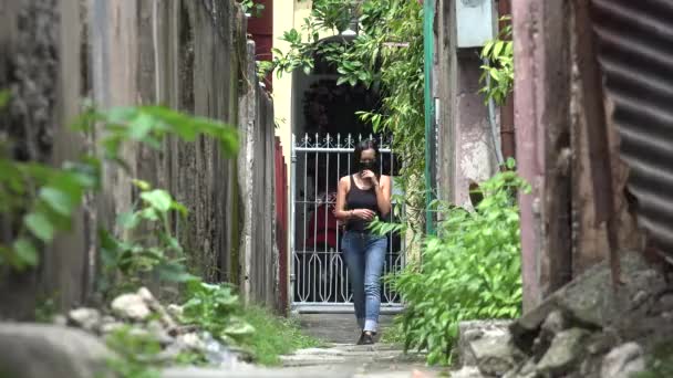 Aziatische vrouw wandelen in steeg dragen masker — Stockvideo