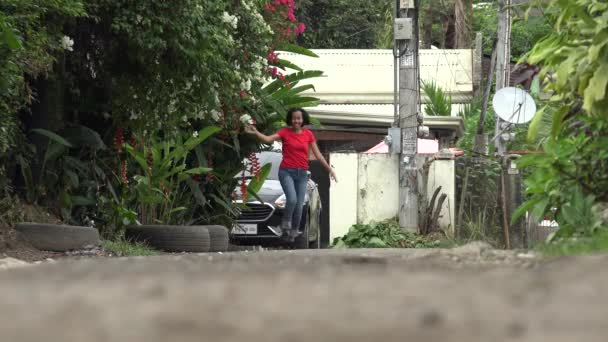 Ενθουσιασμένη γυναίκα που περπατάει στο δρόμο — Αρχείο Βίντεο