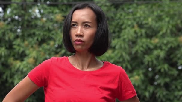 Kızgın Endonezyalı Kadın Konuşuyor — Stok video
