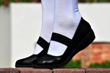 Siyah Ayakkabı ve Beyaz Çorap Giyen Genç Kadın