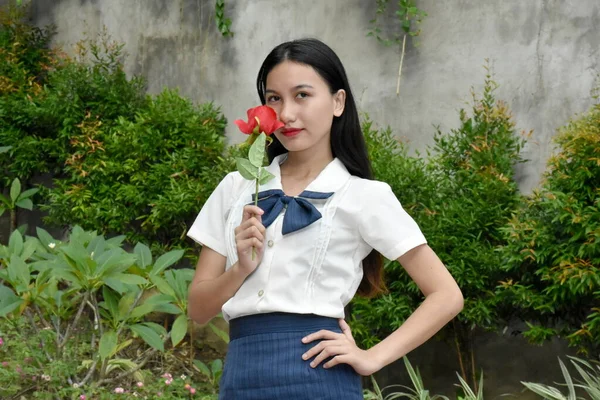 Pessoa Filipina Jovem Sem Emoção Com Flor — Fotografia de Stock