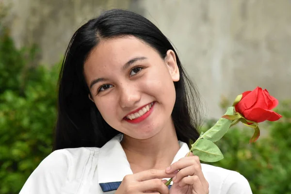 Lächelnde Schöne Minderheitenfrau Mit Roter Rose — Stockfoto