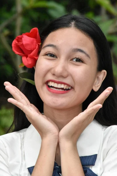 Sourire Belle Asiatique Femelle Avec Rouge Fleur — Photo
