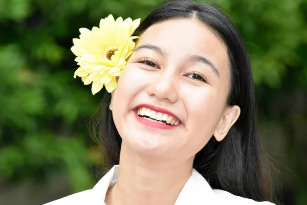 Usmívající Mladá Žena Žlutým Květem — Stock fotografie