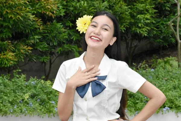 Optimistische Junge Minderheitenfrau Mit Gelber Blume — Stockfoto