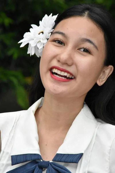 Feliz Joven Asiática Hembra Con Blanco Flor —  Fotos de Stock