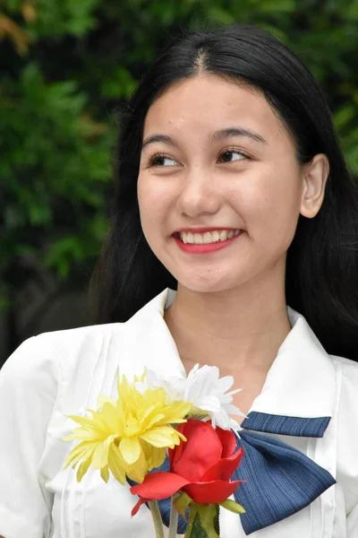 Χαμογελώντας Νεανική Μειοψηφία Γυναίκα Μπουκέτο Λουλούδια — Φωτογραφία Αρχείου