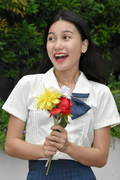 用五彩缤纷的花朵向年轻的亚洲女性微笑 — 图库照片