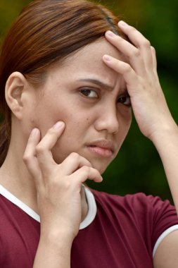 Stres Altında Genç Bir Kadın