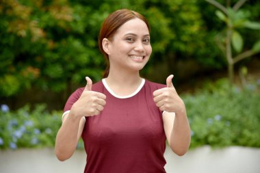 Baş Parmaklı Bir Kadın